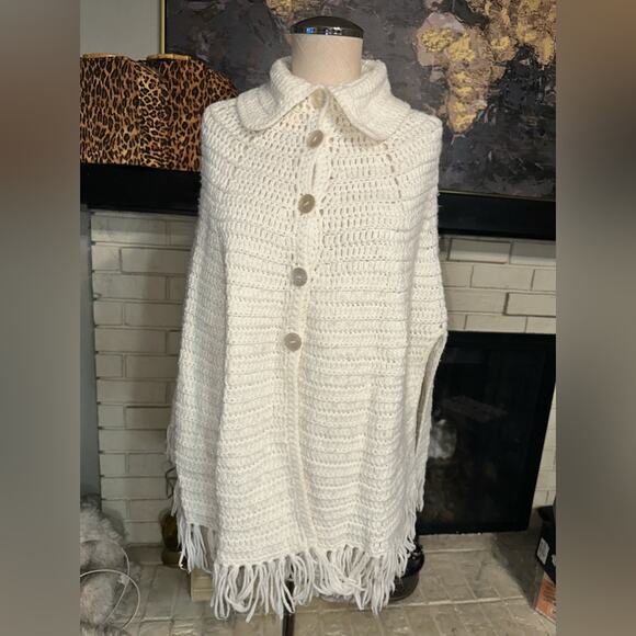 Knit Poncho with Fringes Mother of Pearl Buttons Side Splits One Size - Picture 2 of 5